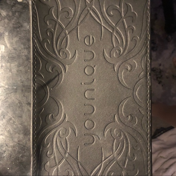 Younique box + full makeup brush set - Picture 3 of 4